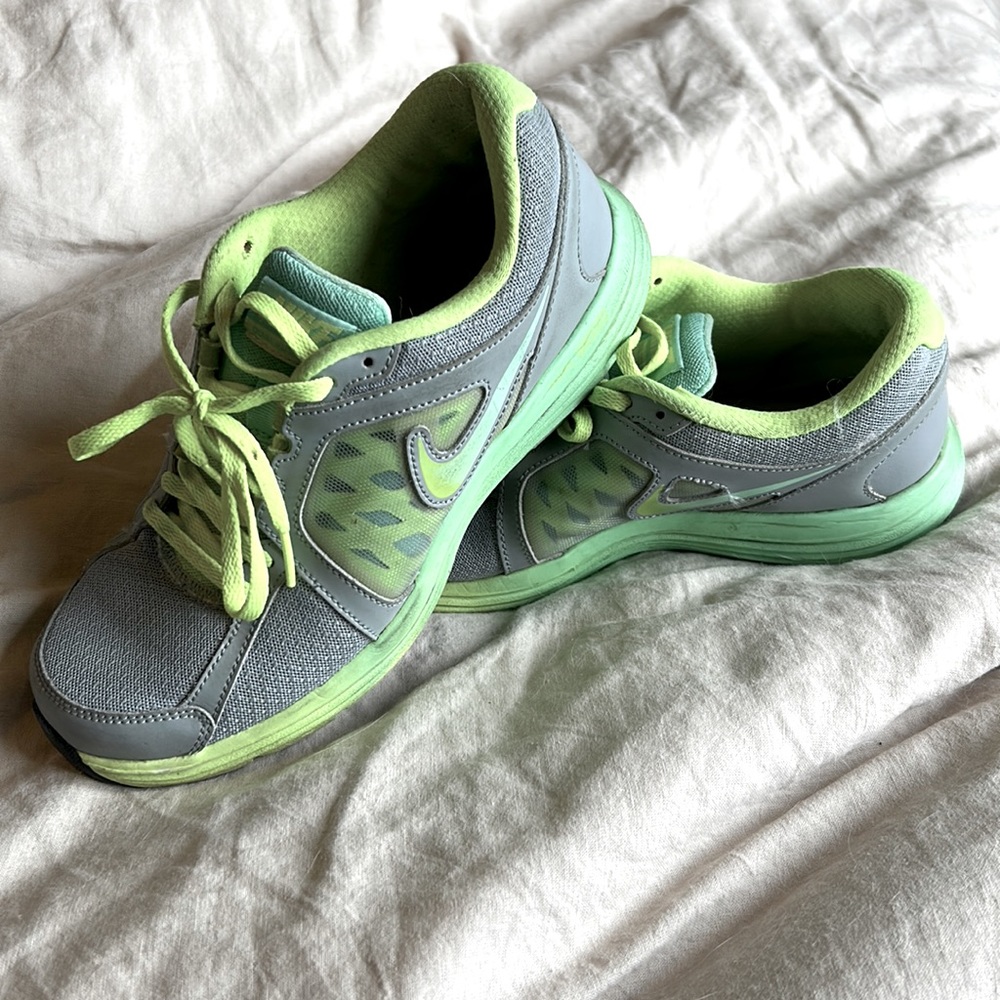 Neon Nike dual fusion ST3 sneakers!